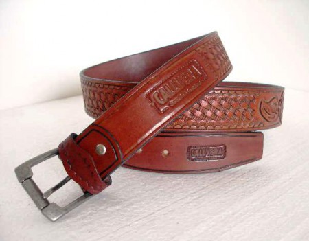 Kožený opasek zdobený basketem a vyřězávaný malým motivem květiny. Třikrát barvený a dvakrát lakovaný.